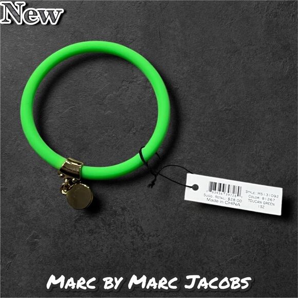 New NWT Marc by Marc Jacobs Toucan Green Rubber Bracelet with Gold Logo Charm - Picture 4 of 5